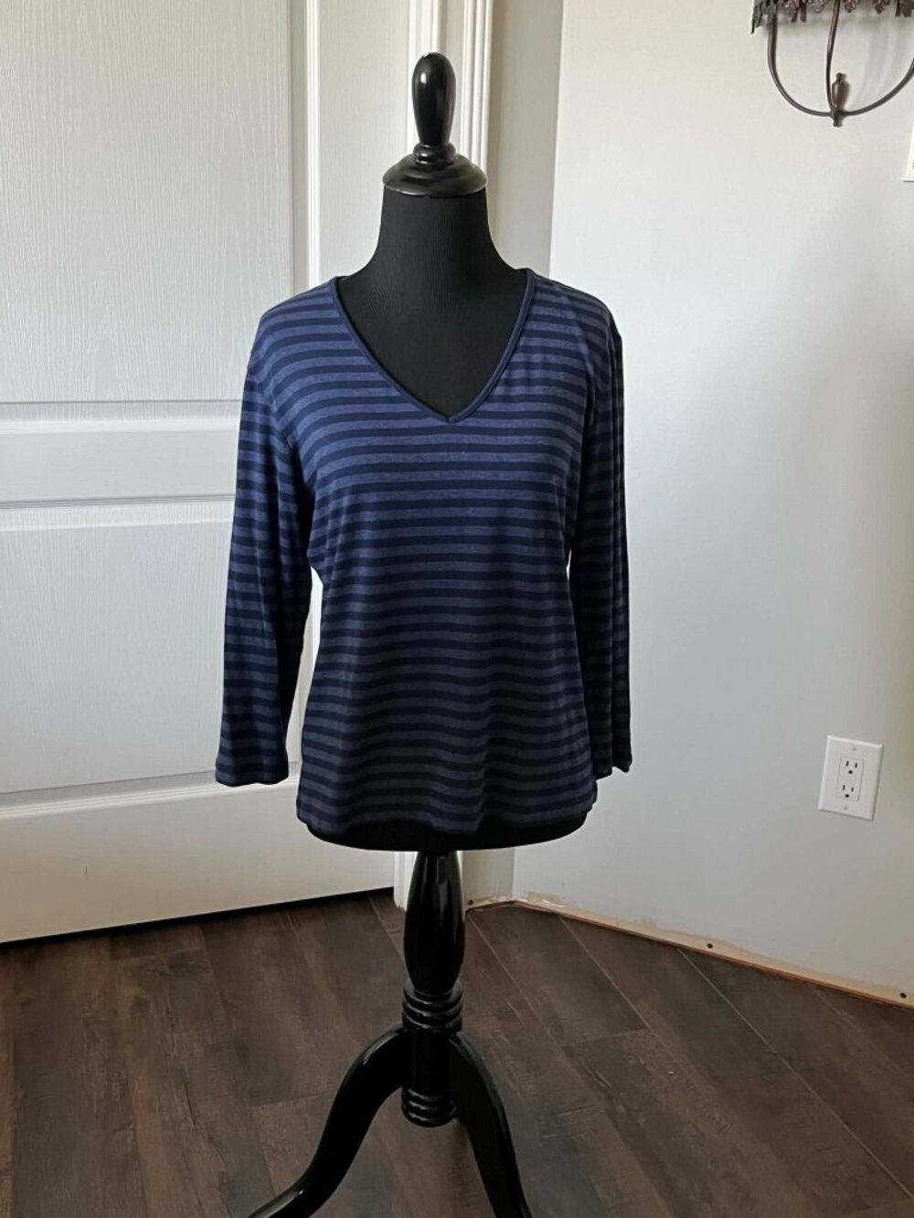 Chico's Stripe Long Sleeve V-neck Top in a Navy and Blue Women's size 1 (Medium)